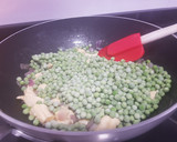 Foto del paso 1 de la receta: Pollo y guisantes con aires de trufa