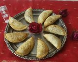 मावा गुजिया (Mawa Gujiya recipe in Hindi) रेसिपी चरण 6 फोटो
