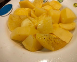 Foto del paso 2 de la receta: Huevos rotos con patatas y jamón light