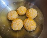 Foto langkah ke 5 dari resep Roti Goreng dengan Ayam Cincang dan Sayuran.