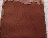 Foto langkah ke 3 dari resep Blackforest roll cake.