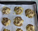 Gambar langkah 4 resipi Smashed Potatoes 🥔.