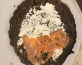 Foto del passaggio 7 della ricetta Gallette bretone con salmone e panna acida