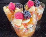 Foto del paso 2 de la receta: Vasitos de fruta con zumo natural de naranja y copita de cava 🥂