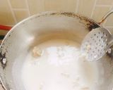 A picture of step 3 of Cheesey Creamy White sauce pasta.