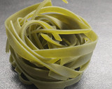 Foto del paso 1 de la receta: Tallarines de espinacas con salsa pesto y salmón