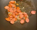 Hình bước làm 1 của món Bắp cải xào sausage