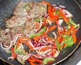Foto del paso 2 de la receta: Churrasco de lomo sobre tostadas de pan ciabatta con pimientos y cebolla