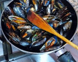 Foto del paso 2 de la receta: Mejillones al vapor en salsa de fish masala, mantequilla y ajos