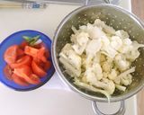 A picture of step 1 of Cauliflower and Tomato Stir-Fry.