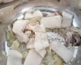 Foto del paso 4 de la receta: Calamares guisados con gambas y guisantes