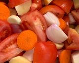 صورة لخطوة 2 من وصفة شوربه الطماطم لذيذه وسريعه 😋