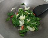 Foto langkah ke 4 dari resep Tumis Kale Curly.