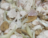 Foto del paso 3 de la receta: Pechuga de pavo salteada con miel y soja