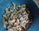 Foto langkah ke 1 dari resep Tumis Udang Tahu Simple.
