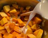Une image de l'étape 1 de Soupe butternut, coco, crevettes et edamames.