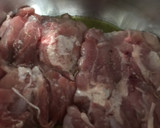 Foto del paso 3 de la receta: Pollo guisado a la cúrcuma, con verduras cerveza y naranja