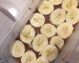 A picture of step 3 of "Delicia" cake: with cookies, caramel, cream and banana! Argentina cake.