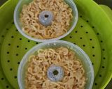 Foto langkah ke 2 dari resep Donat Mie (Indomie).