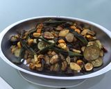 Une image de l'étape 9 de Courgettes et aubergines au soja et sésame (avec piments verts grillés).