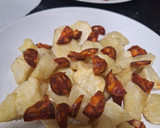Foto del paso 2 de la receta: Patatas con chorizo, jamón y huevo