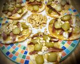 Foto del paso 3 de la receta: Mini pizzas frías de queso de cabra y anchoa con cebolla caramelizada y pepinillos
