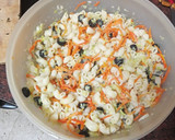 Foto del paso 4 de la receta: Ensaladilla rusa de pasta con atún y huevo duro