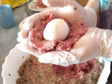 Ambóndigas rellenas de huevo