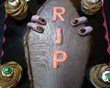 Foto del paso 10 de la receta: Tarta ataúd y cupcakes con ojos