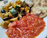 Foto del paso 7 de la receta: Almuerzo de calabacín🥒🫓🧀 salteado con salsa de tomate y pimiento rojo🍅🌶️🧅