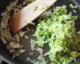 Une image de l'étape 1 de Galettes de quinoa, courgettes et parmesan.