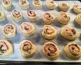 Ślimaczki drożdżowe z pieczarkami, serem i salami krok przepisu 4 zdjęcie