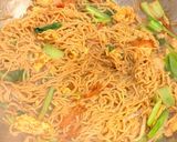 Foto langkah ke 5 dari resep Mie Goreng Tomat Simple ala Medan.