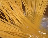 Foto del passaggio 3 della ricetta Nidi di tagliolini fritti con piselli e fonduta al gorgonzola