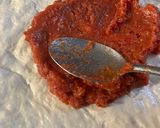 Foto del paso 8 de la receta: Pizza listada con tres tops: espinacas, quesos, y tomate
