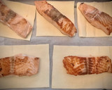 Foto del paso 3 de la receta: Salmón encebollado en base de hojaldre