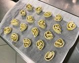 Une image de l'étape 8 de Palmiers pesto parmesan câpres italiennes.