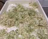 Foto langkah ke 1 dari resep Homemade elderflower sirup (sirup bunga rumahan).