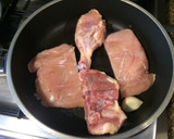Foto del paso 3 de la receta: Pollo a la cacerola con zanahorias baby y ciruelas secas
