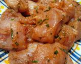 Gambar langkah 1 resipi Garlic Chicken Skewer.