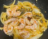 Foto langkah ke 2 dari resep Creamy Garlic Chilli Prawn Pasta.