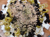 Botana de queso panela con aceitunas y tomates deshidratados