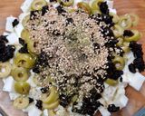 Foto del paso 3 de la receta: Botana de queso panela con aceitunas y tomates deshidratados