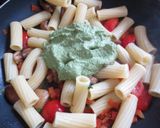 Foto del paso 8 de la receta: Pasta con pesto de cilandro, verduras y rúcula enriquecida con Agua de Mar