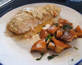 Foto del paso 5 de la receta: Salmón al papillote con costra de queso ricotta y salsa harissa acompañado por rovellons salteados
