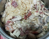 Foto del paso 3 de la receta: Tallarines con tocino, champiñones, pollo y crema