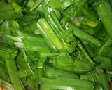 हरे प्याज़ की सब्जी (Hare Pyaz ki sabzi recipe in Hindi) रेसिपी चरण 2 फोटो