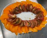 Une image de l'étape 8 de Salade de tomates tricolores aux oignons nouveaux et fromage frais.