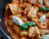 Foto del paso 6 de la receta: Gnocchi con salmón en salsa de tomate y queso crema al eneldo