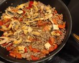 Une image de l'étape 1 de Tortilla au four à la viande hachée, poivrons et champignons.